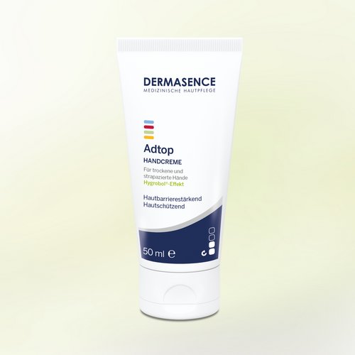 Adtop Handcreme Produktverpackung vor grünem Hintergrund