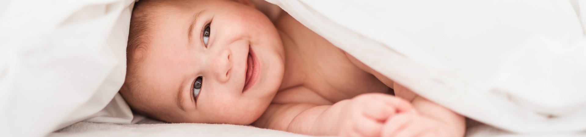 Liegendes lächelndes Baby