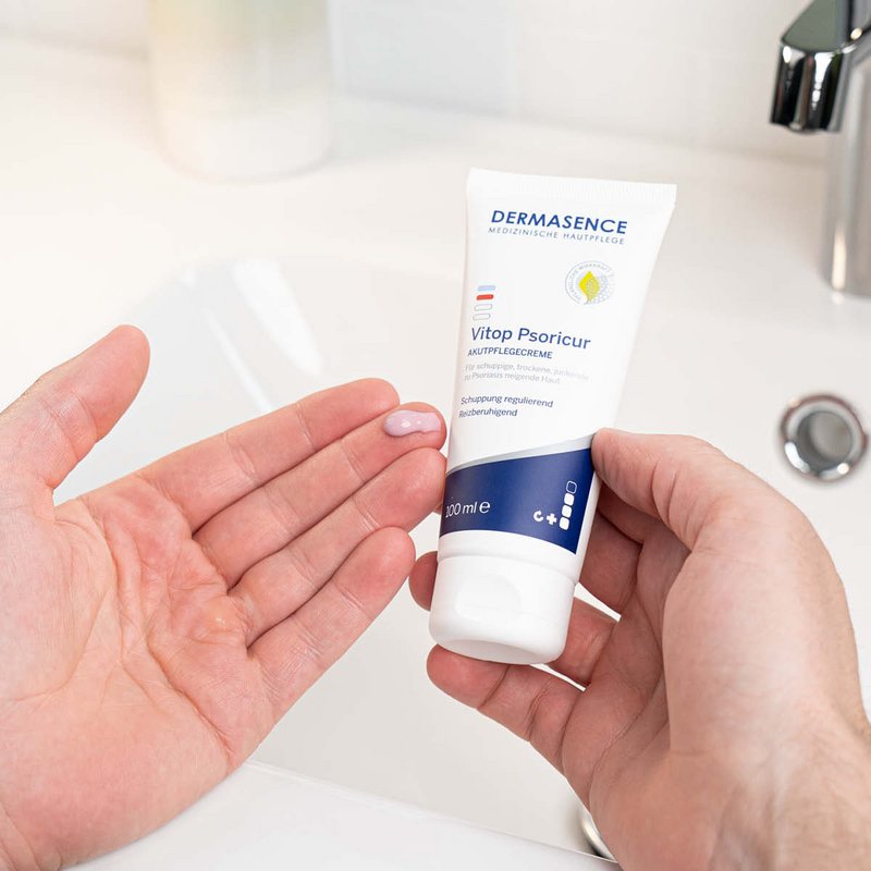 Foto von Händen, die die Textur des Produkts zeigen.