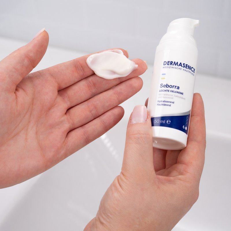 Foto von Händen, die die Textur des Produktes zeigen.