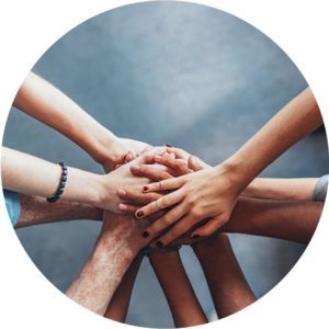 Junge Menschen halten ihre Hände zusammen