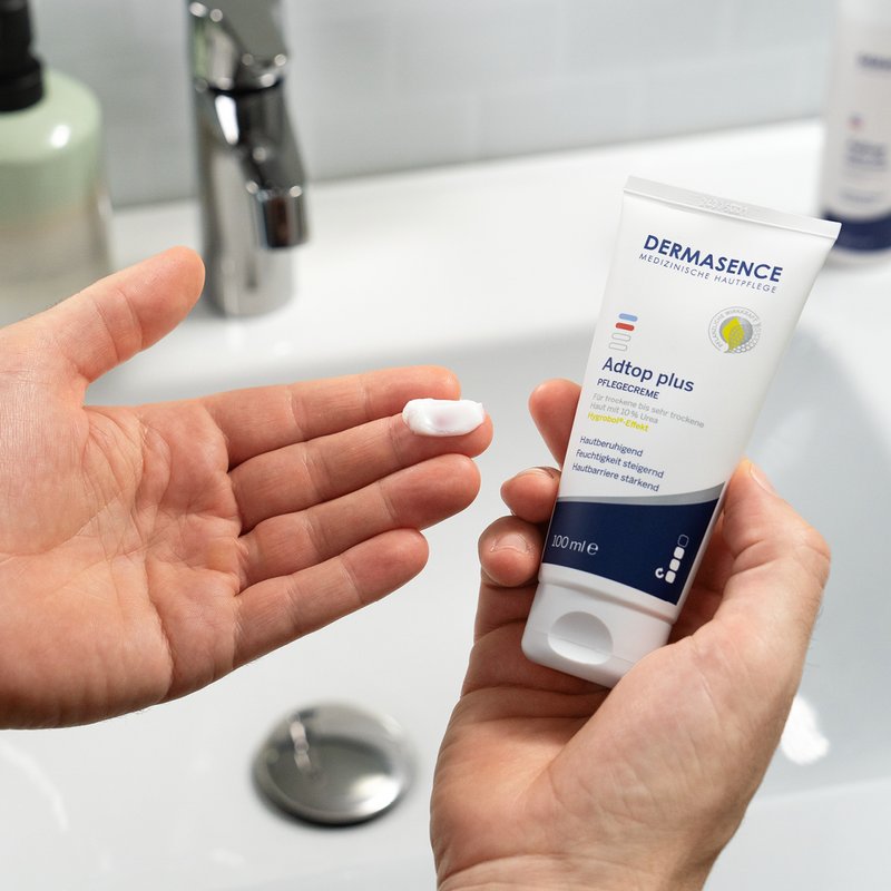 Foto von Händen, die die Textur des Produktes zeigen.