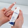 Foto von Händen, die die Textur des Produktes zeigen.