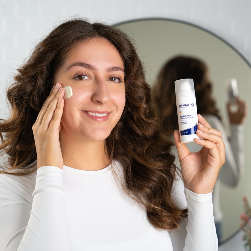 Foto einer Frau, die das Produkt anwendet. 