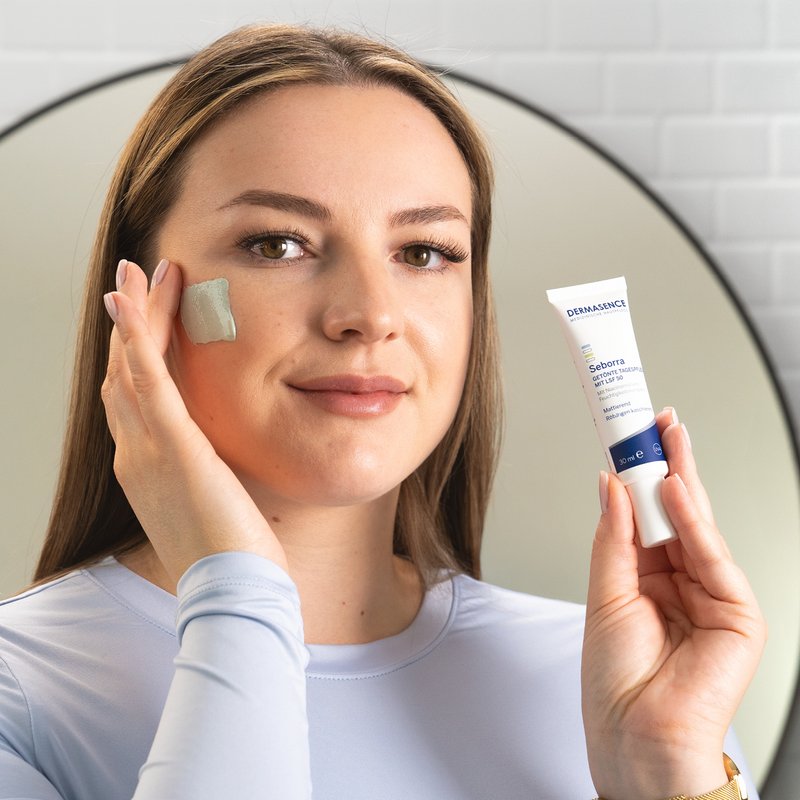 Foto einer Frau, die das Produkt anwendet.