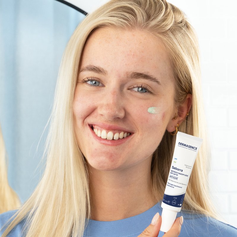 Foto einer Frau, die das Produkt anwendet.