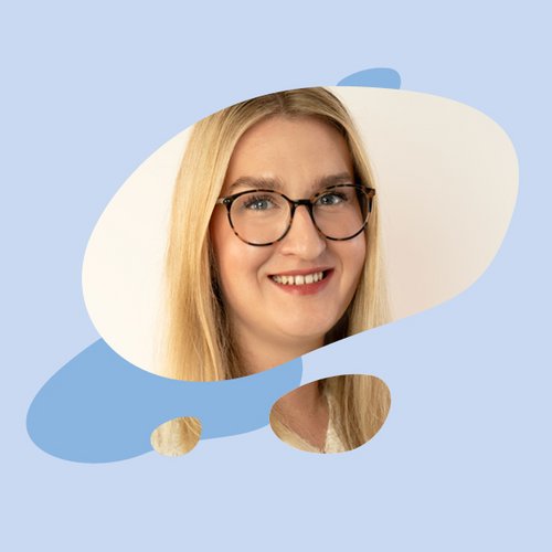 Kosmetikwissenschaftlerin Frauke Habben vor blauem Hintergrund