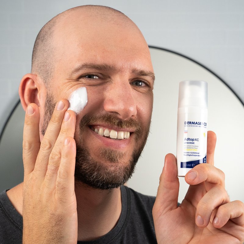 Foto eines Mannes, der das Produkt anwendet.