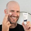 Foto eines Mannes, der das Produkt anwendet.