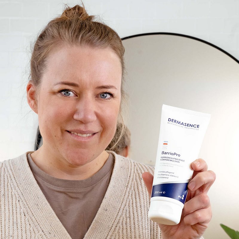 Foto einer Frau, die das Produkt anwendet.