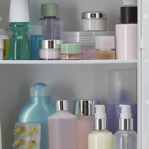 Kosmetikschrank mit vielen Tiegeln und Fläschchen