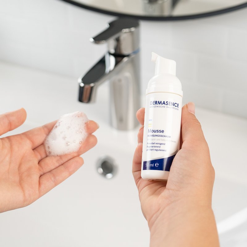 Foto von Händen, die die Textur des Produktes zeigen.