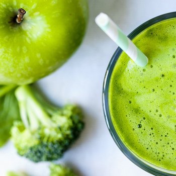 Apfel, Brokkoli und grüner Shake von oben