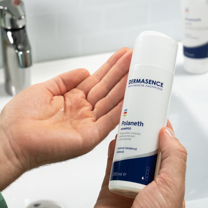 Foto von Händen, die die Textur des Produktes zeigen.