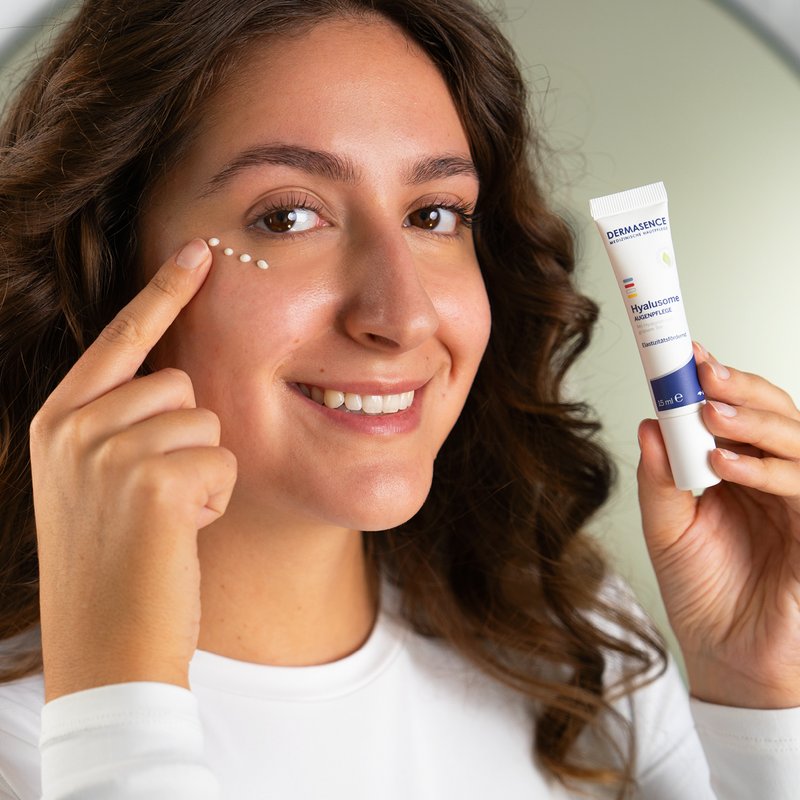 Foto einer Frau, die das Produkt anwendet.