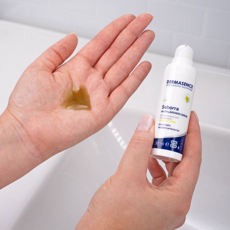 Foto von Händen, die die Textur des Produktes zeigen.