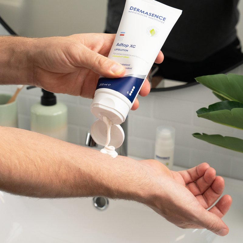 Foto von Armen, die die Textur des Produktes zeigen.