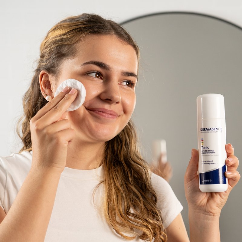 Foto einer Frau, die das Produkt anwendet.