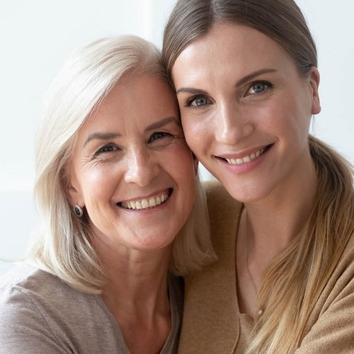 Die Gesichter zweier Frauen unterschiedlichen Alters