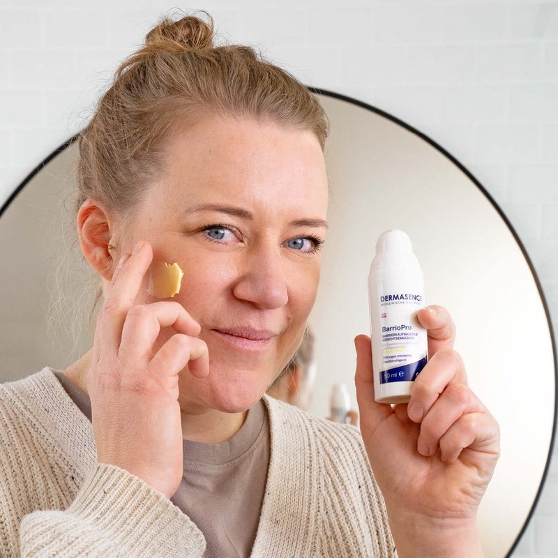 Foto einer Frau, die das Produkt anwendet.