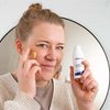 Foto einer Frau, die das Produkt anwendet.