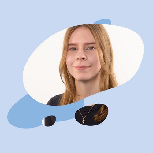 Kosmetikwissenschaftlerin Sina Hölscher vor blauem Hintergrund