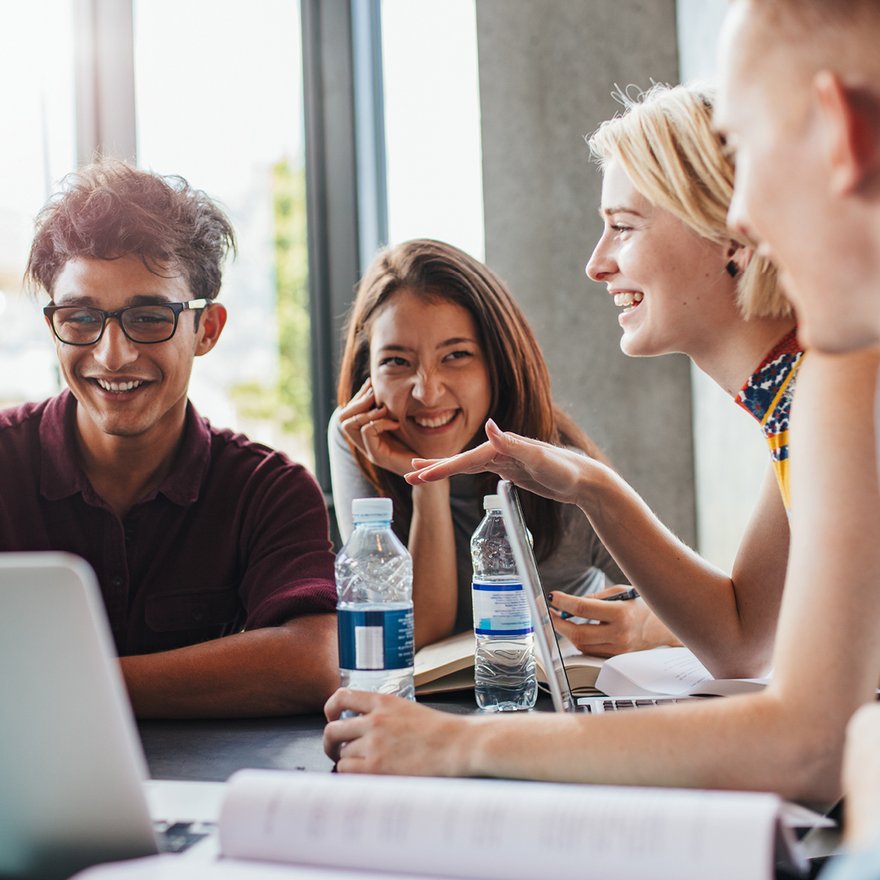 Junge, gut gelaunte Menschen tauschen sich aus