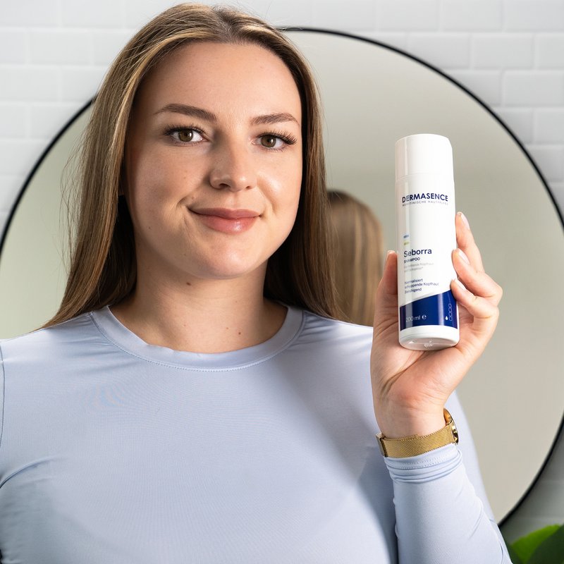 Foto einer Frau, die das Produkt anwendet.