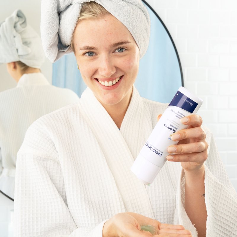 Foto einer Frau, die das Produkt anwendet.