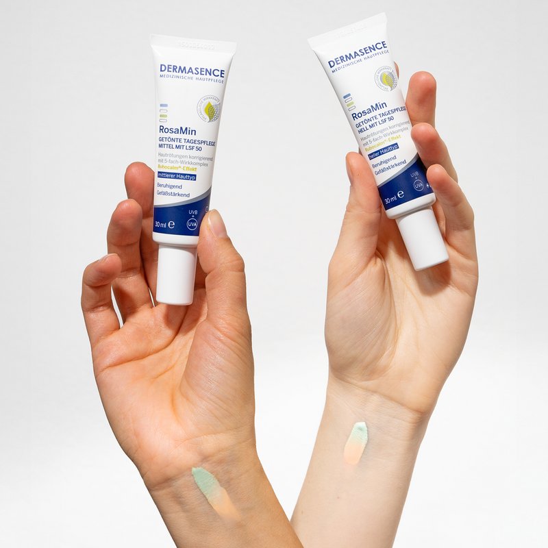 Zwei Hände halten die RosaMin Getönten Tagespflegen hell und mittel