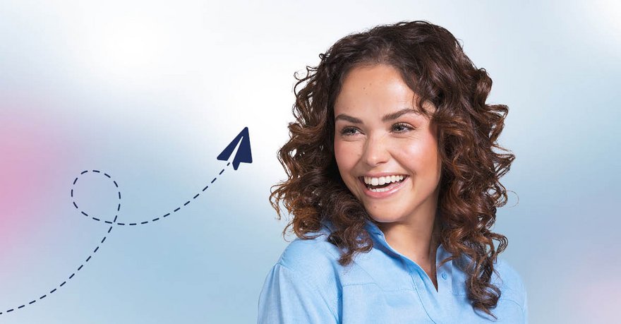 Brünette lachende Frau mit Papierflieger-Icon