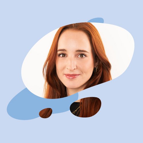 Vivien vor blauem Hintergrund