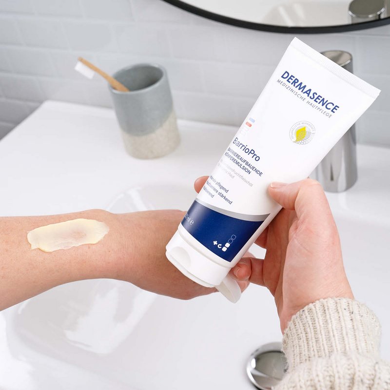 Foto von Armen, die die Textur des Produkts zeigen.