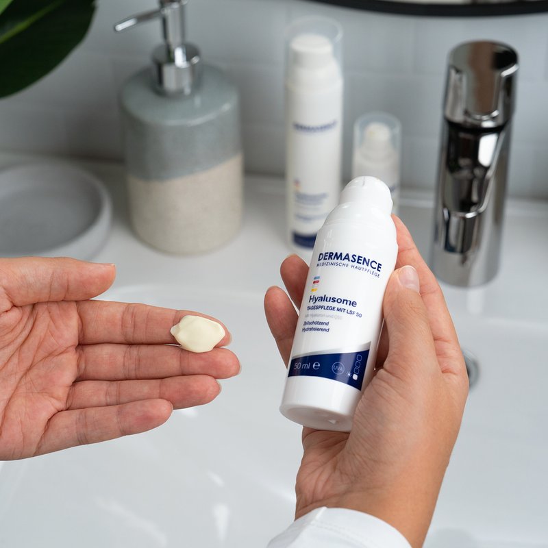 Foto von Händen, die die Textur des Produktes zeigen.