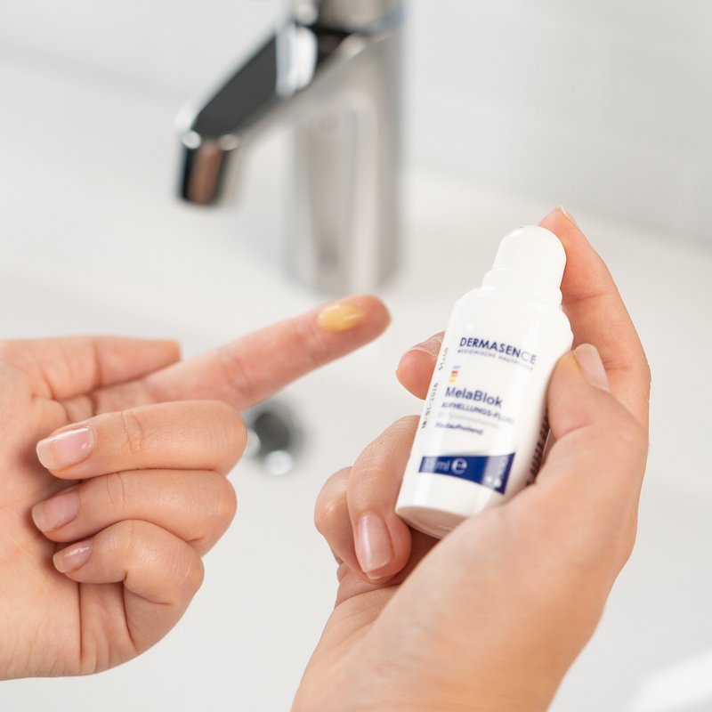 Foto von Händen, die die Textur des Produktes zeigen.