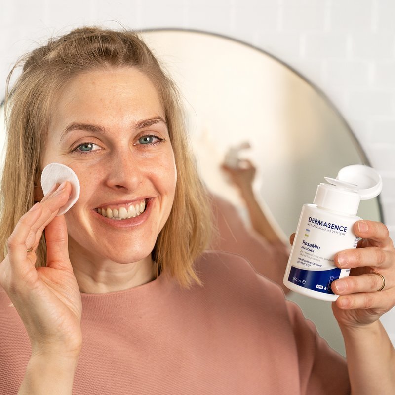 Foto einer Frau, die das Produkt anwendet.