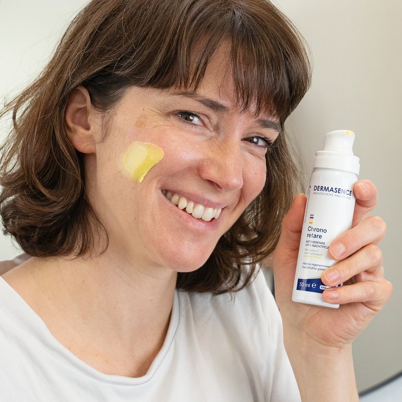 Foto einer Frau, die das Produkt anwendet.